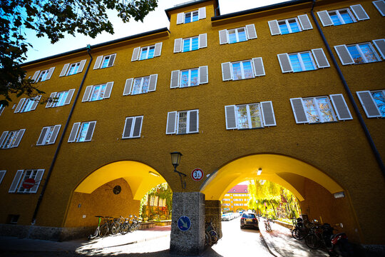 Torbogen in der Borstei in M&uuml;nchen, historisches Geb&auml;ude