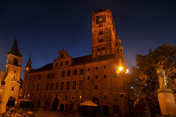 Fototapeta na wymiar Toruń's Gothic town hall at night