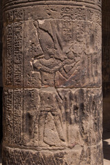 Fototapeta na wymiar Figura grabada en una columna del templo de Filae, dedicado a la diosa del amor Isis, en una isla de Asuán, Egipto