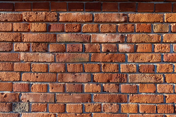 Kontrastreiche Backstein Wand im Sonnenlicht