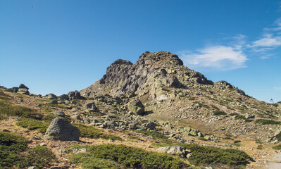 Cresta de los Claveles en la Sierra de Guadarrama, Madrid, España. Ladera sur junto a la laguna de los claveles y por la que discurre un sendero hacia al pico de Peñalara. Fotografía en verano.