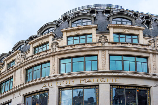 Paris, France - 8 novembre 2023: Fa&ccedil;ade du Bon March&eacute;. Le Bon March&eacute;, autrefois appel&eacute; 'Au Bon March&eacute;', est un grand magasin fran&ccedil;ais situ&eacute; dans le 7&egrave;me arrondissement de Paris