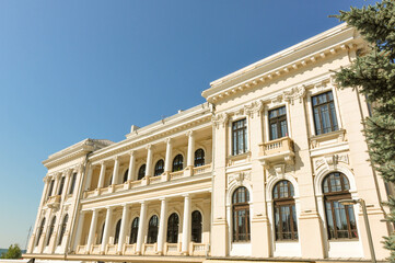 Fototapeta na wymiar facade of a building with a balcony