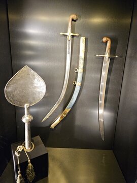 Schwerter und Banner aus dem 16. und 17. Jahrhundert im Topkapi-Palast in Istanbul 