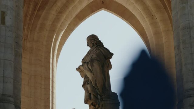 Vista lateral de la escultura de la Torre de Saint-Jacques en París, Francia