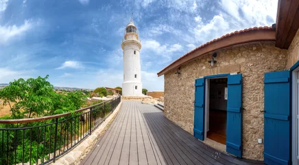 Schilderijen op glas Cyprus attractions. Paphos resort. White lighthouse. Sights of Cyprus. British lighthouse in Paphos. Cyprus in sunny weather. Lighthouse under blue sky. Guide Paphos. Mediterranean cities © Grispb