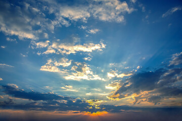 Naklejka premium brightly colorful clouds in the evening sky. Lush colored clouds in the sky before sunset