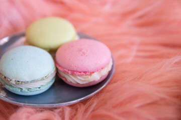 Vista lateral plato con macarons