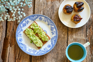 rye Krispies with guacamole. Healthy breakfast. Baked apples with dates.