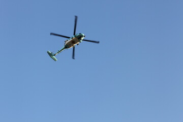 Fototapeta na wymiar Helicóptero no céu azul sobrevoando a cidade de Buenos Aires