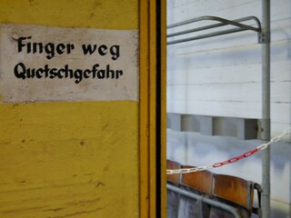 Finger weg - Quetschgefahr! im Bunker