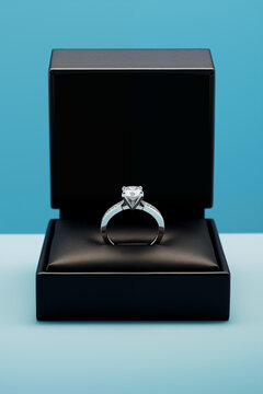 Anel de noivado compromisso diamante casamento em caixa preta e fundo azul beb&ecirc;, festa comemora&ccedil;&atilde;o lua de mel boda