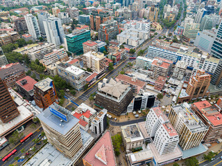 Imagem aérea de Santiago do Chile durante primavera. 