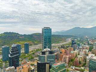 Imagem aérea de Santiago do Chile durante primavera. 