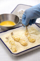 How to make Ebi fry (Japanese fried shrimp): Adding bread crumbs to the pre-treated shrimp