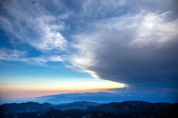 Fototapeta na wymiar Lush colored clouds in the sky before sunset