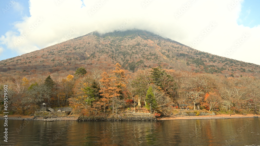 Wall mural Lake Chuzenji in autumn