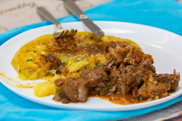 Traditional cassava puree grilled in a pan with pan meat (meat stew)