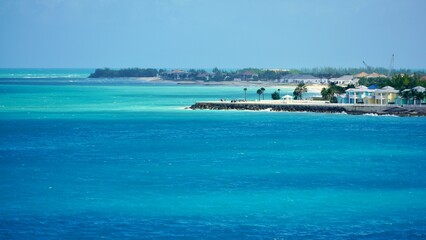 Fototapeta na wymiar Shoreline with beautiful blue and turquoise waters of North Bimini, Bahamas