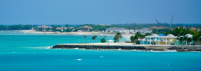 Fototapeta premium Shoreline with beautiful blue and turquoise waters of North Bimini, Bahamas