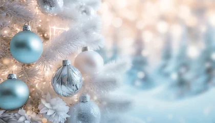 Fototapeten Arbre de Noël avec de la neige décoré de lumières floues, sur un paysage flou et festif de vacances de fin d'année. Fond d'écran design d'hiver pour le nouvel an ou vacances d'hiver © -Y4NN-