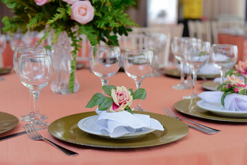 wedding table setting, table set for a dinning, table set for a reception, wedding table setting