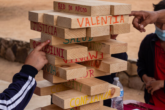 Ni&ntilde;os jugando un juego de mesa interactivo pedag&oacute;gico sobre valores