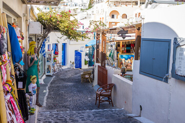 Shops along winding path in Fira town, Thira, Santorini, Greece - obrazy, fototapety, plakaty