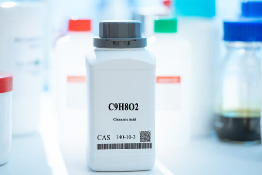 C9H8O2 cinnamic acid CAS 140-10-3 chemical substance in white plastic laboratory packaging