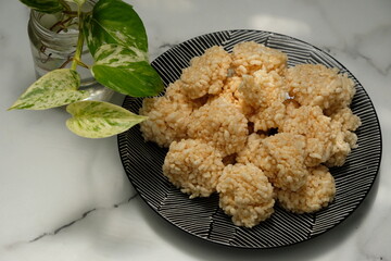 Rengginang is a typical Indonesian snack made from glutinous rice grains that are seasoned and fried. Indonesian food. Camilan gurih. Rengginang goreng. 