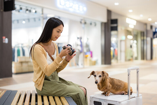 Woman use digital camera to take photo on her dog