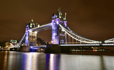 Obraz premium Night view of the landmark Tower Bridge in England