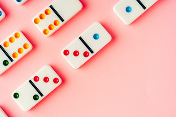 Fototapeta na wymiar A pattern of domino pieces on pink background