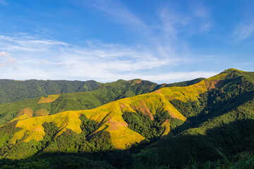 Obraz premium Beautiful sunrise over the mountain range at the east of Thailand.