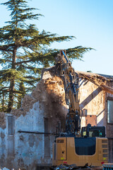 Fototapeta premium Démolition de maison par tractopelle 
