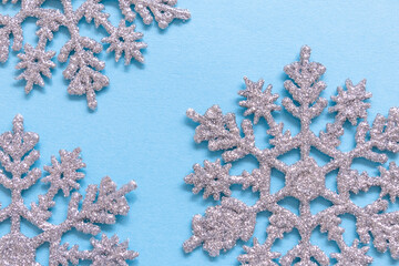 キラキラ輝く雪の結晶のオーナメントの背景