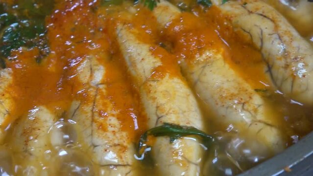 냄비에서 보글보글 끓고 있는 명란 알탕의 오동통한 명태알을 반으로 자른 단면 클로즈업