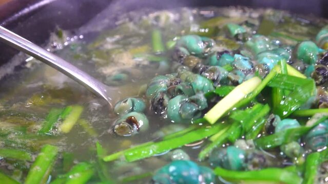 맑은 육수로 끓여낸 다슬기 해장국에 푸짐하게 들어있는 부추와 다슬기 속살
