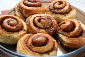 Obraz na płótnie Canvas Tasty cinnamon rolls on in baking dish table, closeup