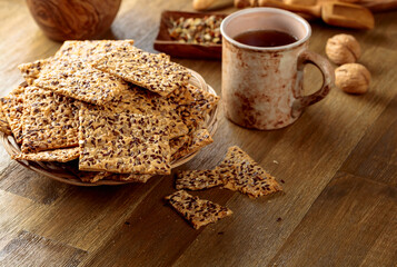 Crispy crackers with sunflower seeds and flax seeds.