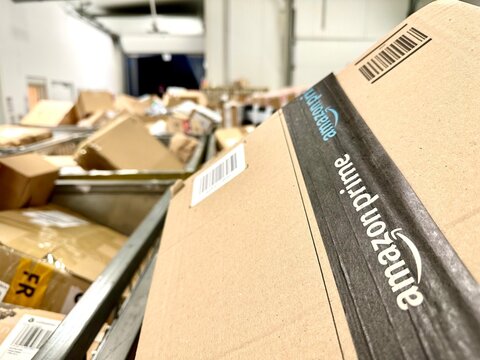 Colis Amazon dans un centre de tri postal