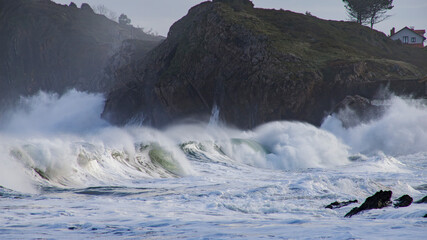 Ola rompe en la costa