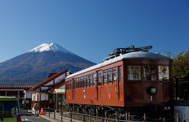 河口湖駅から望む旧型車両と富士山