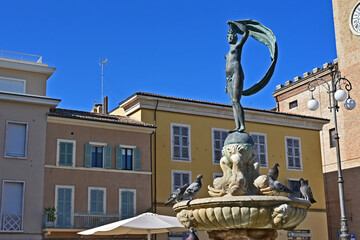 Fano, piazza XX settembre con fontana e Statua della Fortuna - Ancona, Marche
