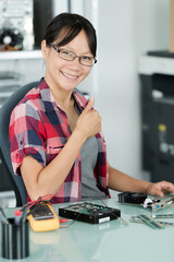 female engineer showing thumb up