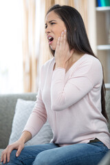 Obraz premium young woman with toothache