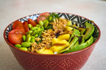 Poke saludable listo para comer. 