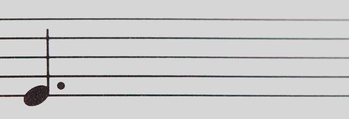 Solfeo Partitura: nota musical negra con punto en pentagrama. Panoramica - obrazy, fototapety, plakaty