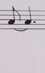 Pareidolia notas musicales en pentagrama. Partitura solfeo y cara sonriente