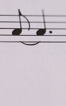 Pareidolia notas musicales en pentagrama. Partitura solfeo y cara sonriente